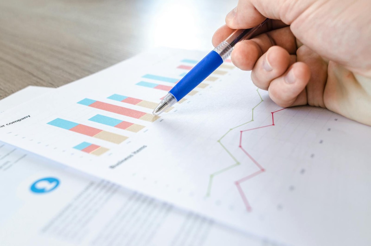 Dashboard analytics marketing con grafici di performance — la trappola del data mirage 2026