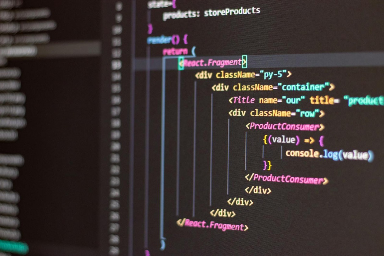Monitor oscuro con código y dashboard: infraestructura técnica GEO para optimización en AI search