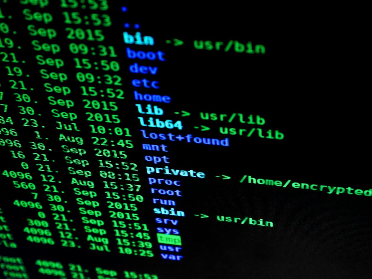 Laptop oscuro minimalista con búsqueda de IA: análisis GEO sobre estudios públicos Princeton KDD y Ahrefs