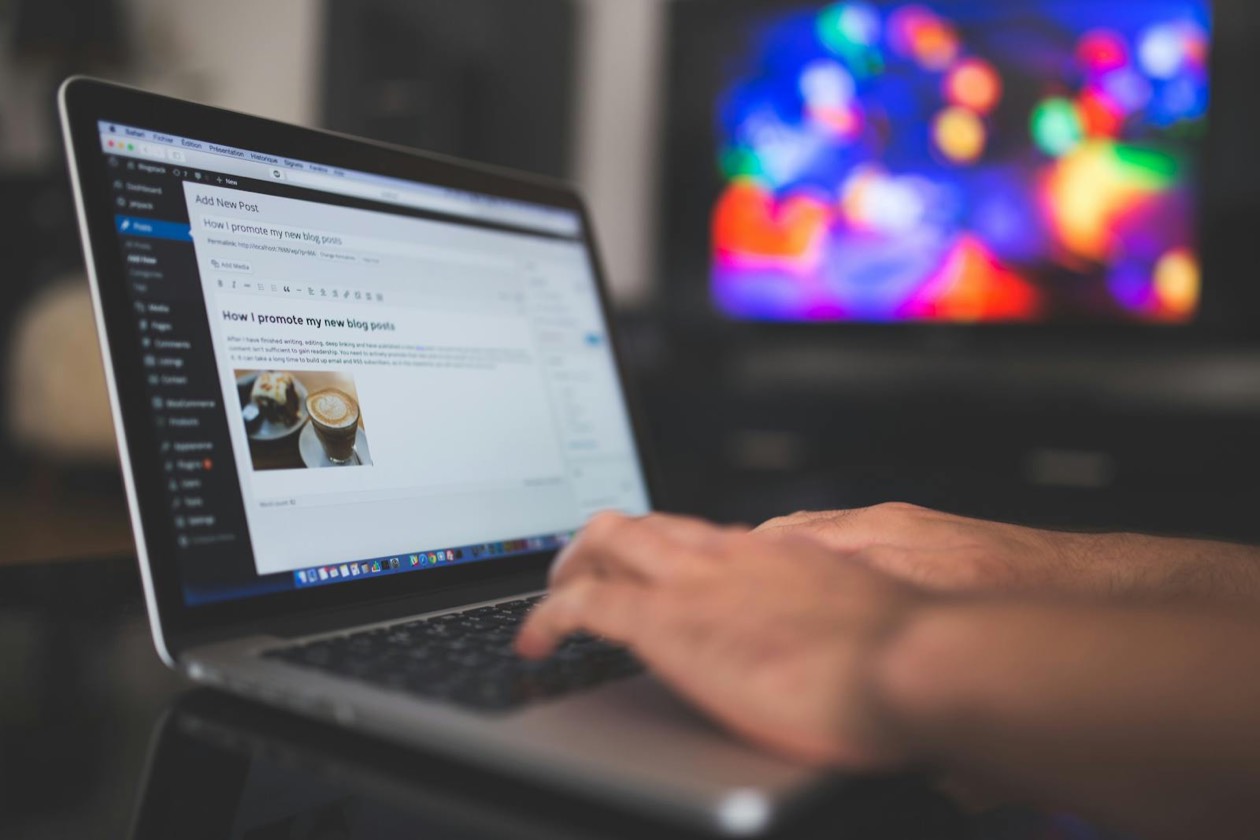 Laptop abierta con texto durante una sesión de escritura &mdash; content marketing IA y originalidad 2026
