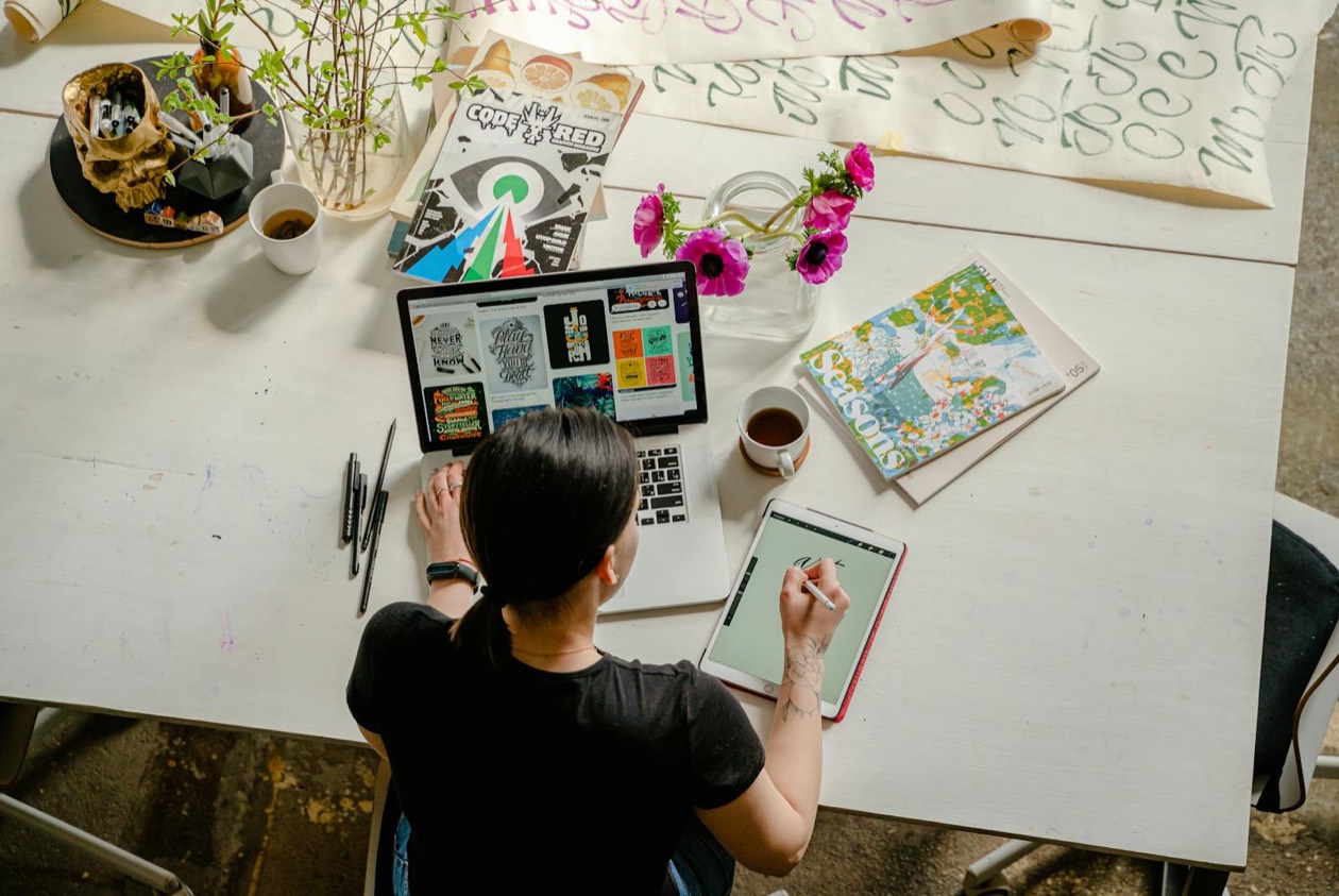 Designer al lavoro su copy e creativita' per annunci social &mdash; contenuti persuasivi nel 2026