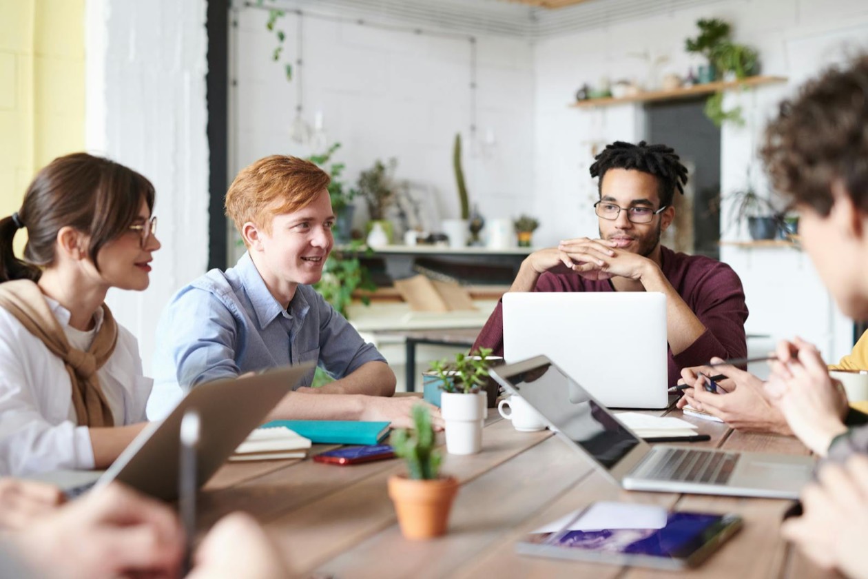 Equipo creativo trabajando en agencia: laptop, sticky notes y brainstorm &mdash; crisis de la creatividad en el marketing 2026