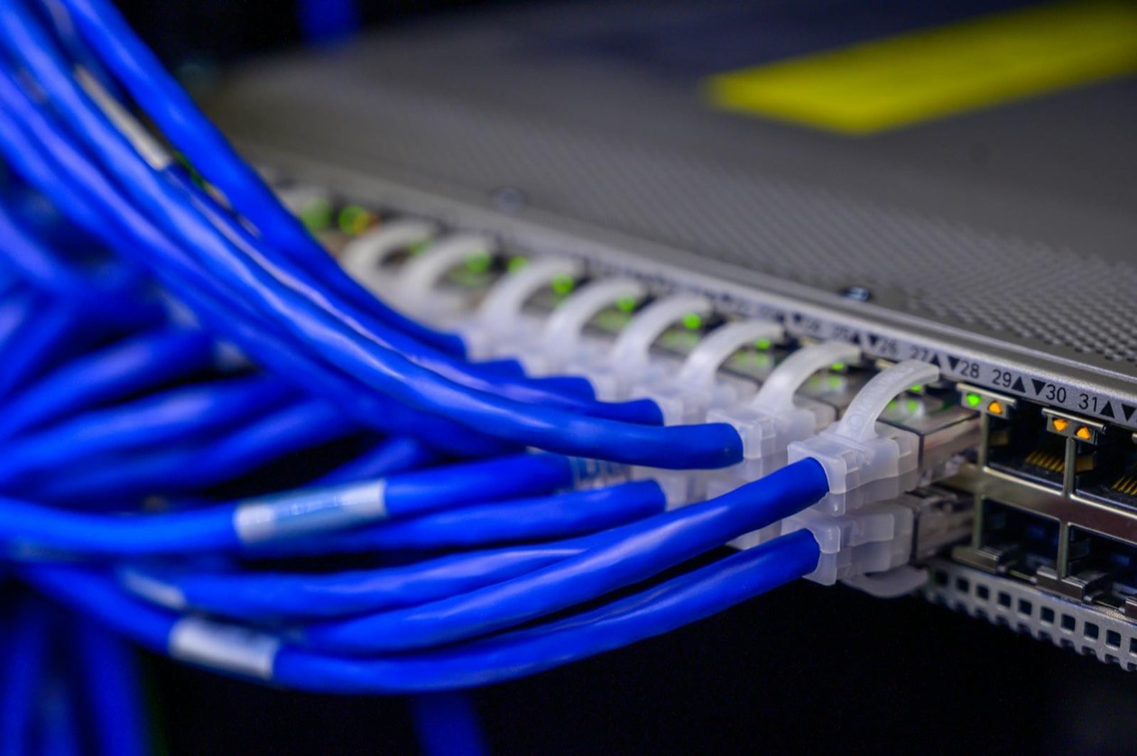 Rack de servidores en data center: infraestructura first-party data privacy-first