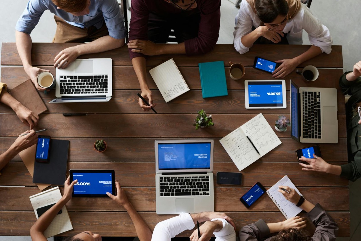 Equipo de data analysts trabajando en dashboards CRM y CDP first-party