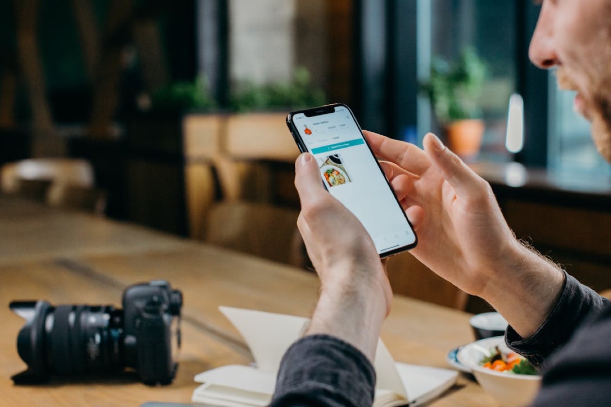 Configuración de luz de anillo y smartphone para creador de contenido — análisis científico influencer marketing 2026