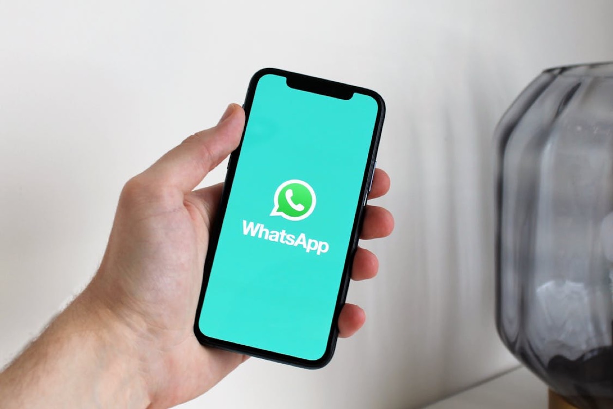 Micrófono de podcast sobre fondo oscuro — medición de incrementalidad ROI influencer marketing