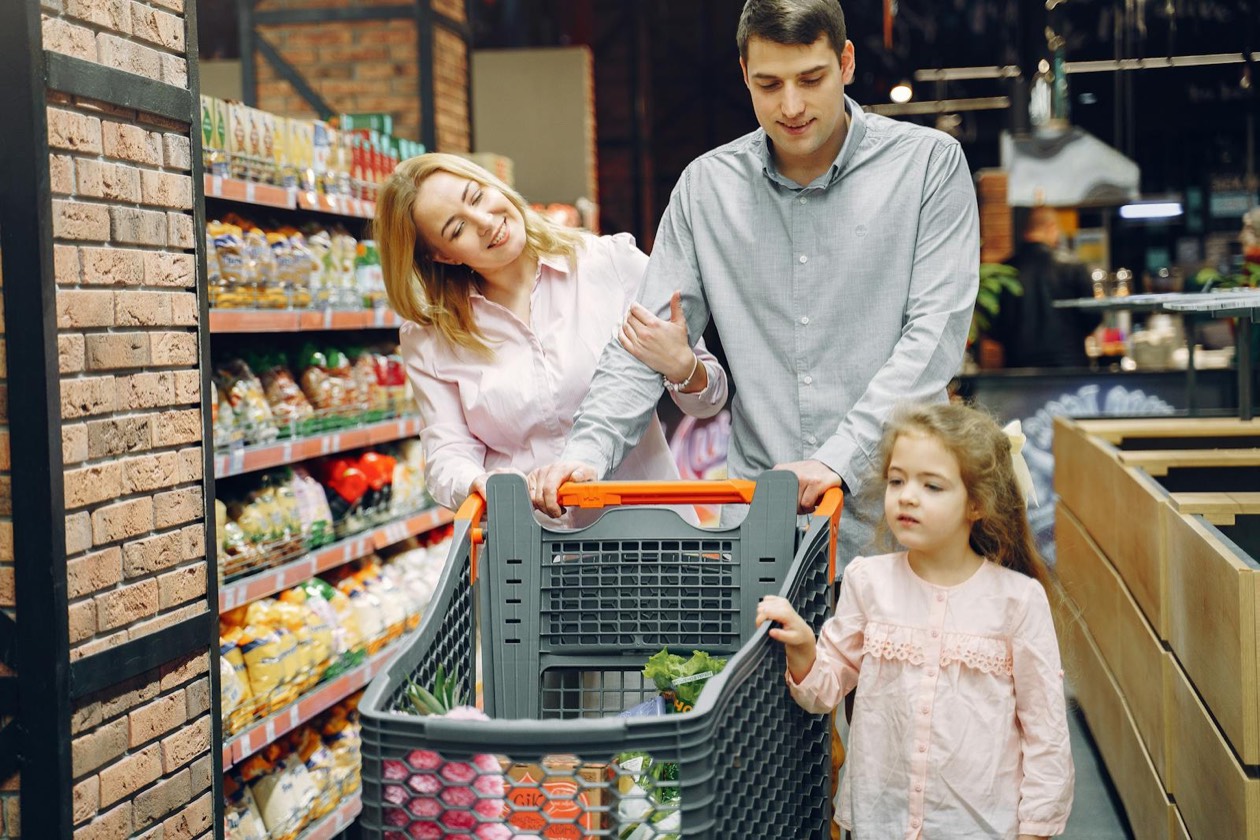 Shopper con carrello al supermercato &mdash; la maggioranza silenziosa dei light buyer che guida la crescita del brand