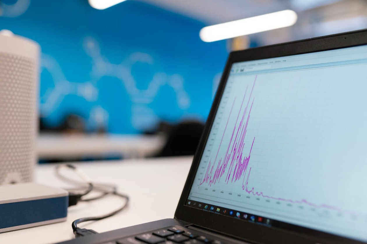 Dashboard di analytics su laptop &mdash; misurare penetrazione, reach e share-of-voice nel marketing evidence-based