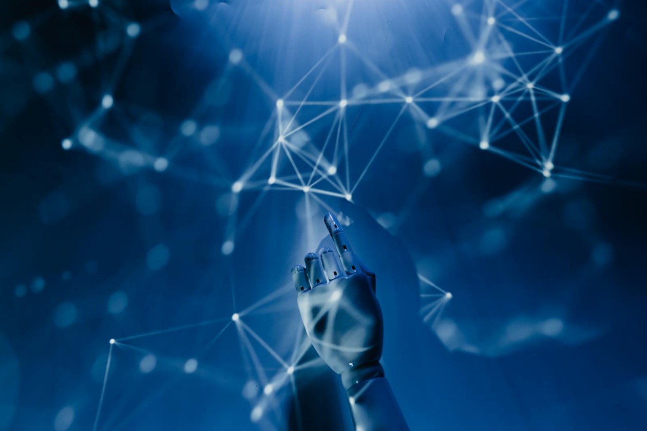 Laboratorio di neuroscienze: ricercatore con cuffia EEG e schermo, rappresentazione del neuromarketing 2026