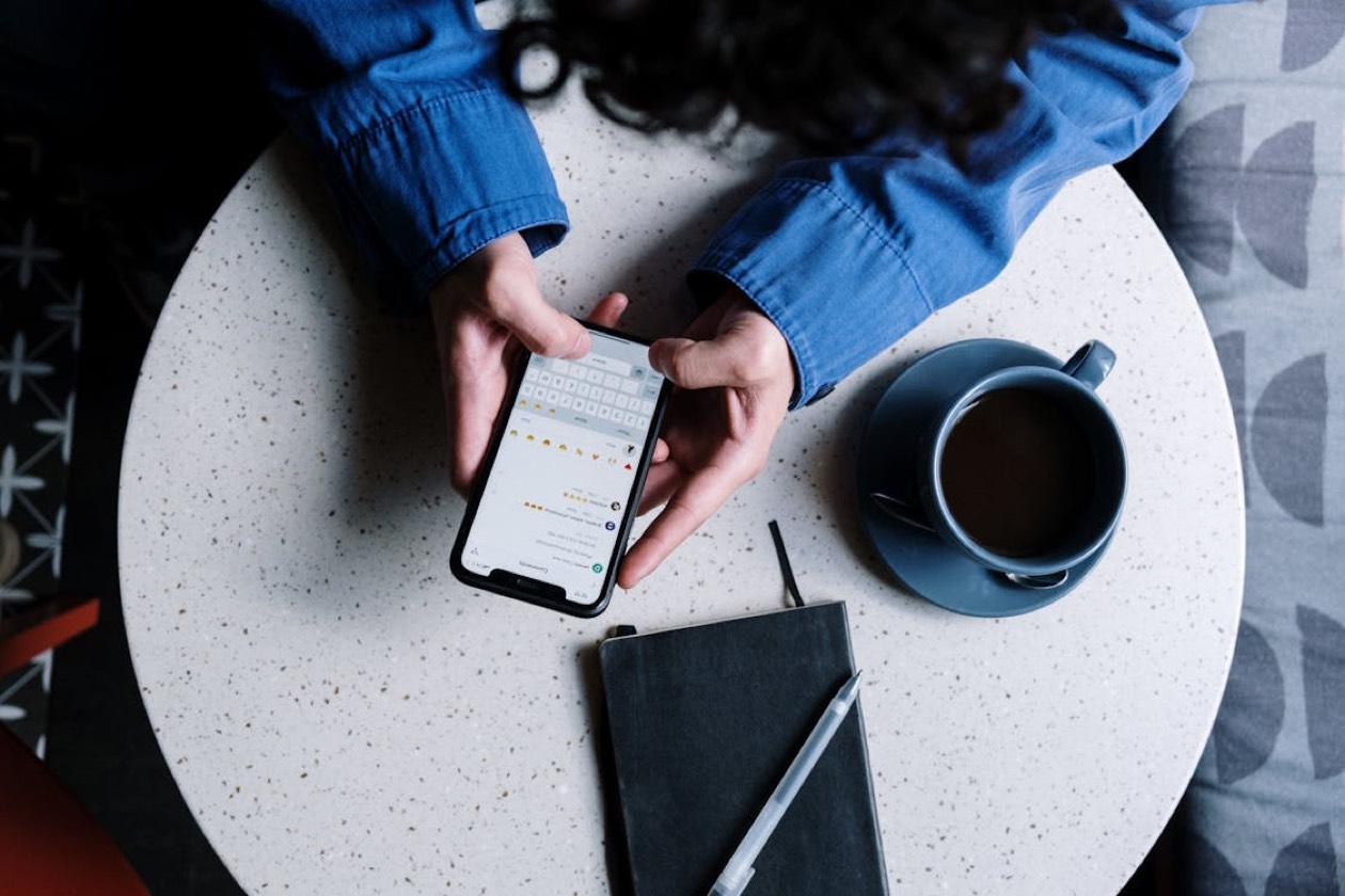 Smartphone con panel de interacción de redes sociales — alcance orgánico por plataforma 2026