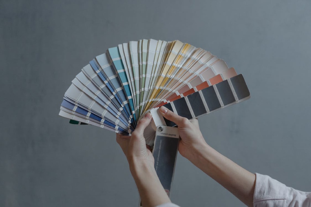 Designer che seleziona campioni colore dalla palette &mdash; scienza dei colori marketing