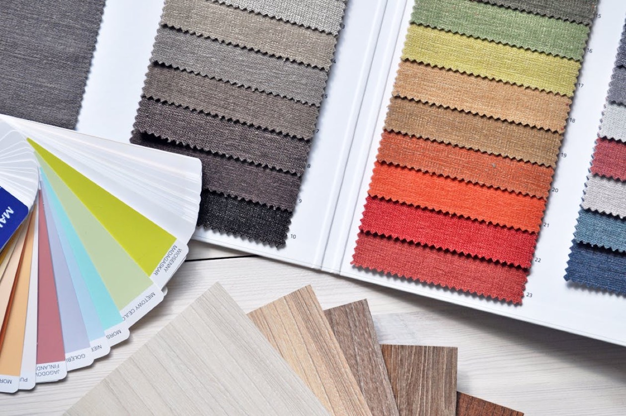 Campioni colore e swatches in sequenza su tavolo &mdash; variabili tonalit&agrave; saturazione luminosit&agrave;