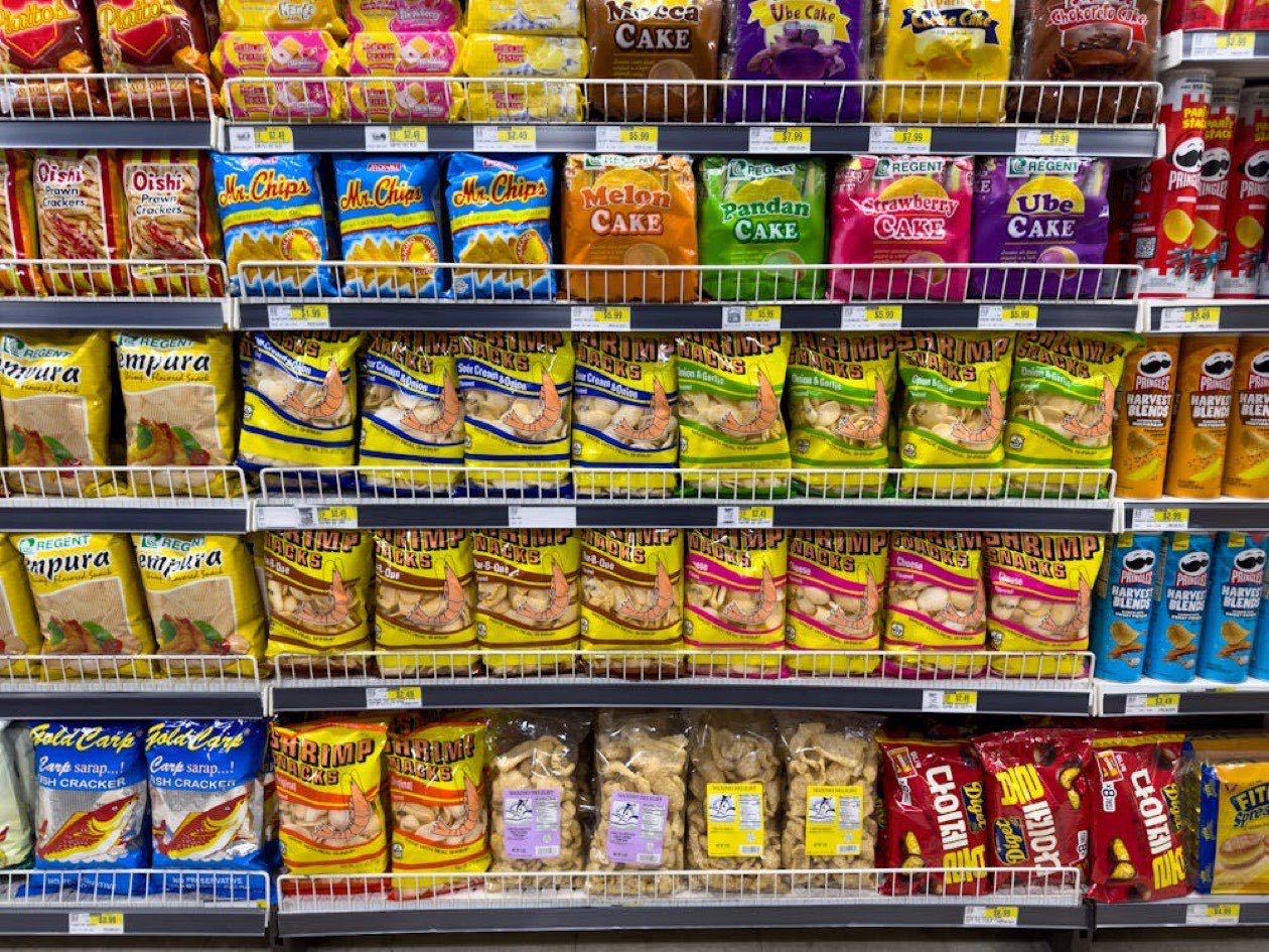 Packaging colorati su scaffale di negozio &mdash; contesto e colore nel consumer marketing