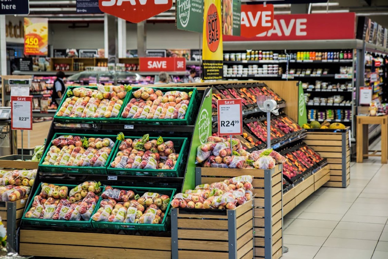 Scaffale retail con prodotti esposti — monitoraggio sell-out al POS