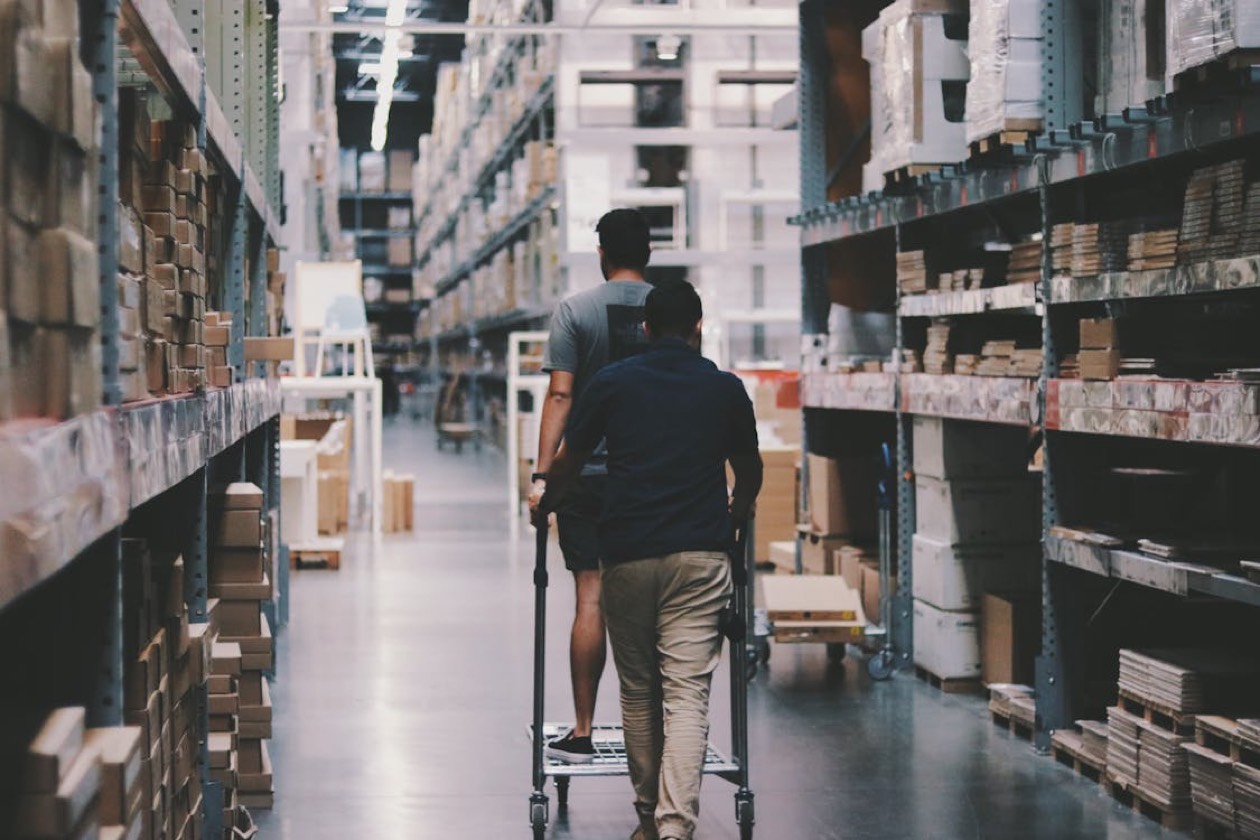 Magazzino logistico con pallet — inventory planning e sell-through retail FMCG